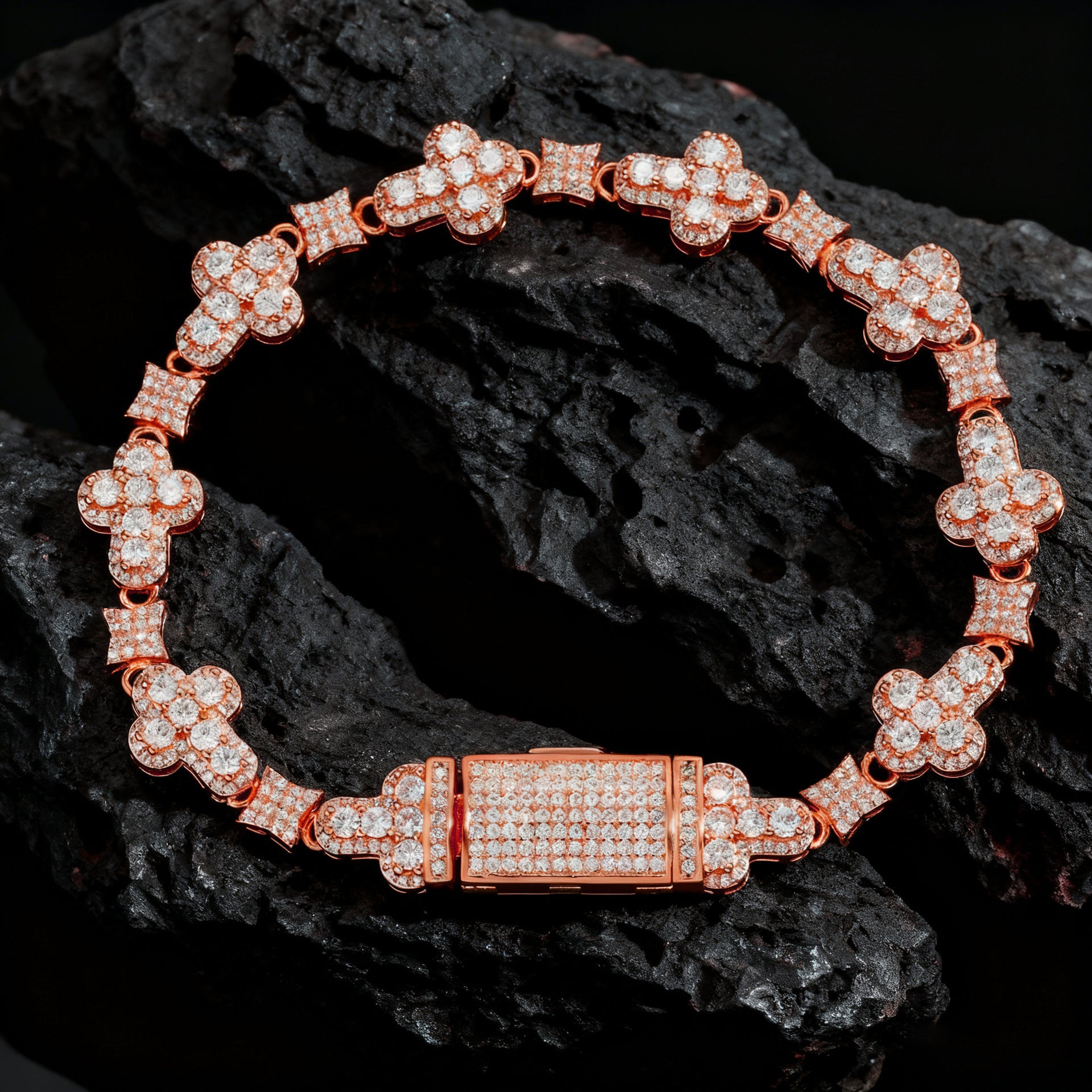 Filigranes Kleeblatt-Armband mit Pavébesetzten Zirkonia und Sicherheitsverschluss