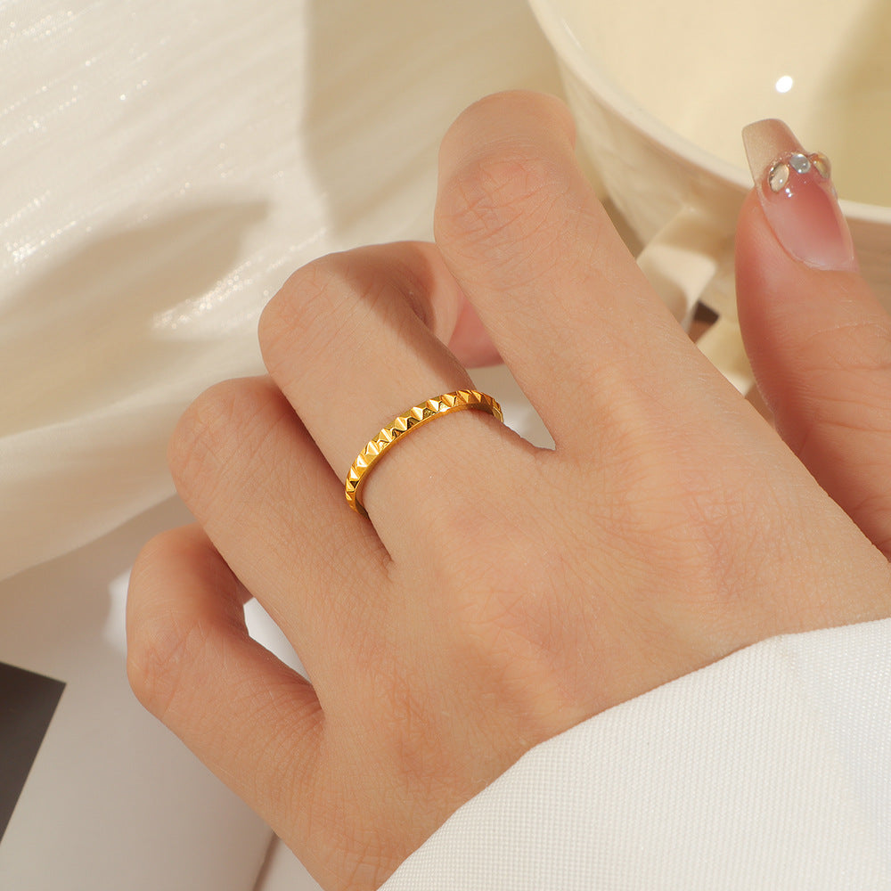 Damen modischer Ring mit gewölbtem, facettiertem Design Shop Nory