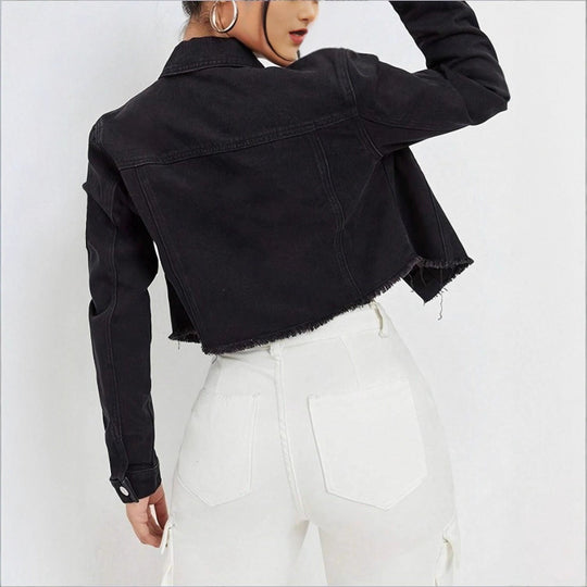 Damen Kurzgeschnittene Denimjacke mit Nietenkragen, ausgefranstem Saum und Pattentaschen Shop Nory