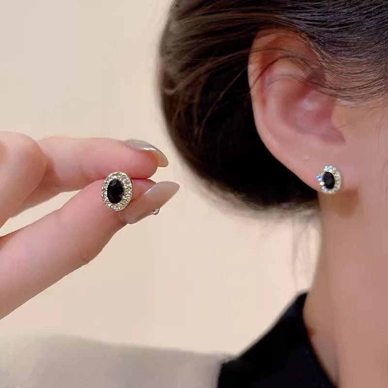 Damen Ohrstecker mit elegantem, ovalem Schmuckdesign und funkelnden Zirkonia Shop Nory