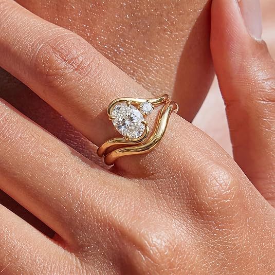 Damen Verlobungsring mit elegant geschwungenem Design und funkelnden Zirkonia Shop Nory