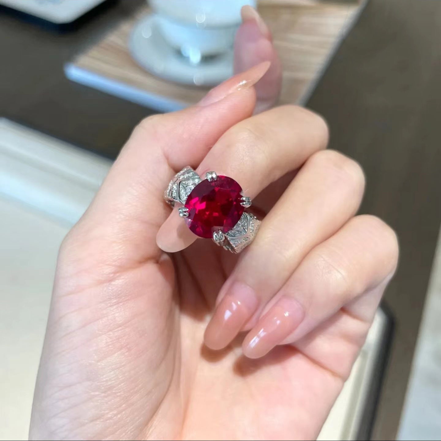 Damen Luxus Ring mit elegantem Rubin und funkelnden Diamanten Shop Nory