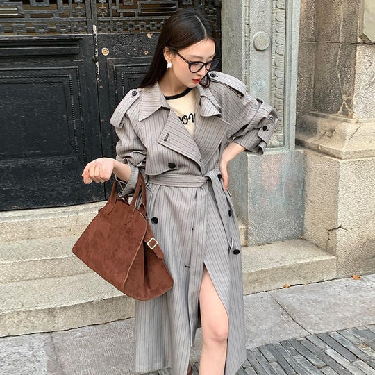 Damen Langer Nadelstreifen-Trenchcoat mit Bindegürtel Schulterpatten und ausgestelltem Saum Shop Nory