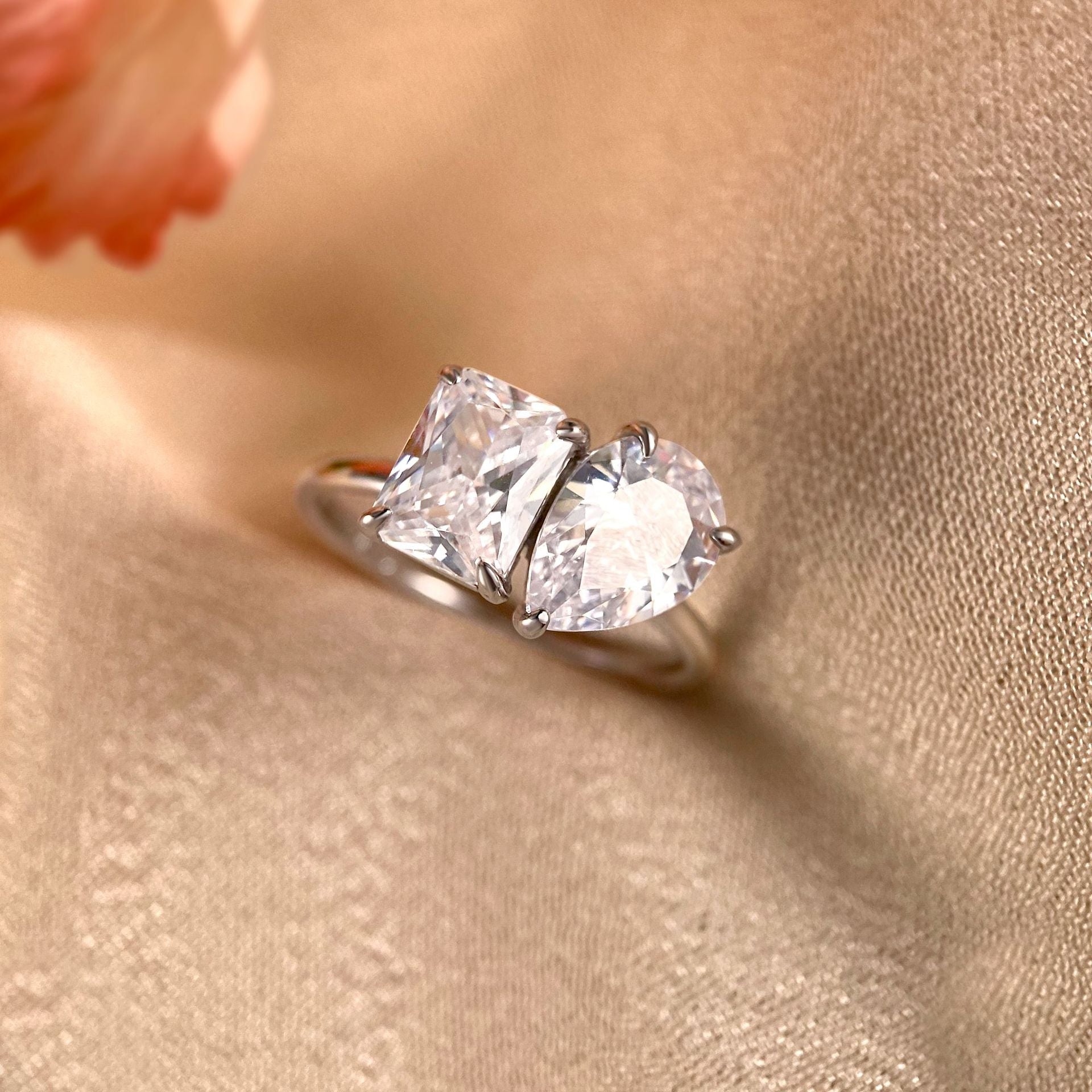 Damen Ring mit funkelnden facettierten Kristallen und elegantem Design Shop Nory