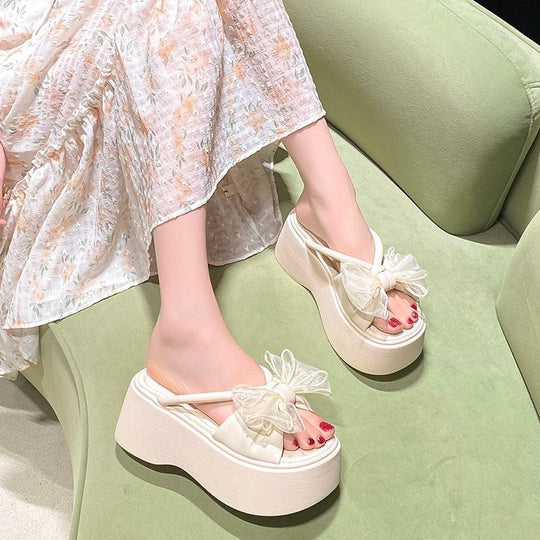 Damen Plateau‑Pantolette mit hoher Wedgesohle und organza‑Blütenapplikation Shop Nory
