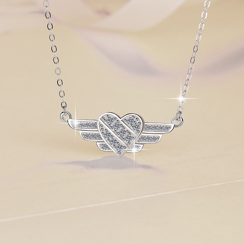 Damen Halskette mit flügelartigem Herzanhänger und funkelnden Zirkonia Shop Nory