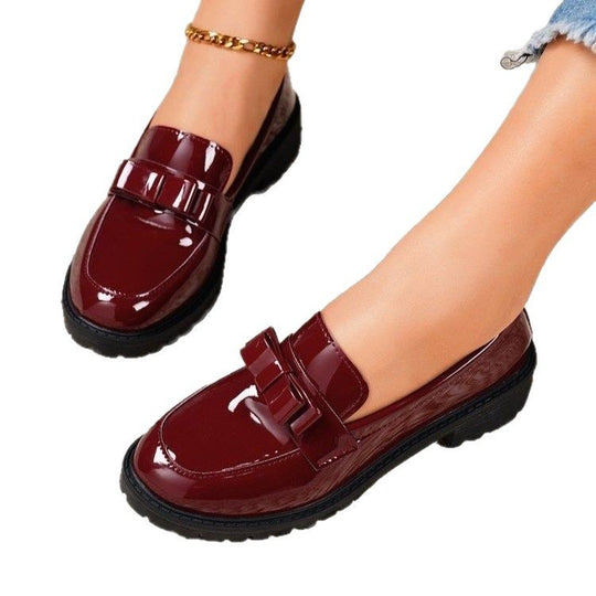 Damen Lack‑Loafer mit profilierter Gummisohle, dekorativer Riemchenschleife und gepolstertem Komfortfußbett Shop Nory