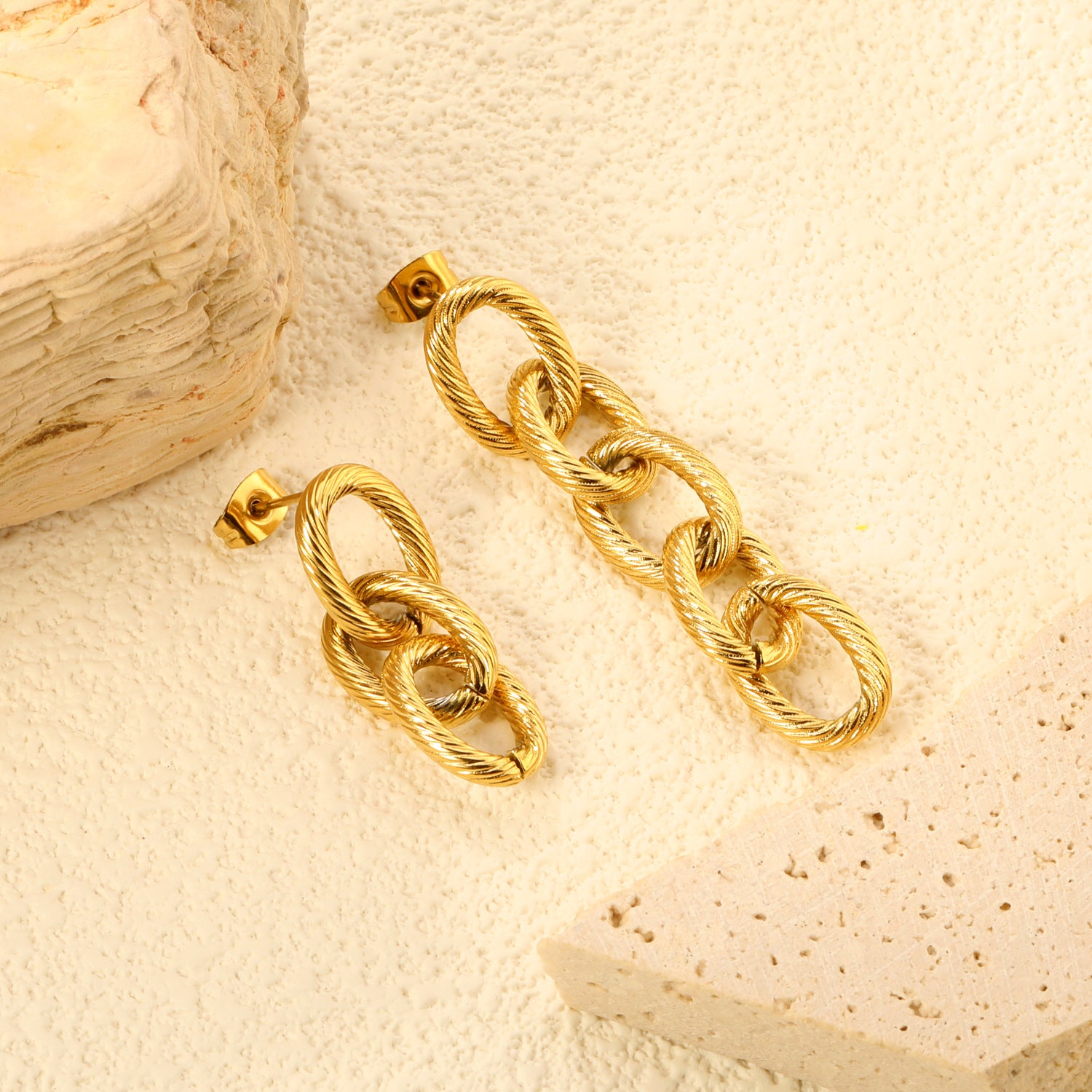 Damen Hängende Ohrringe mit eleganter Kettengestaltung und verzierter Oberfläche Shop Nory