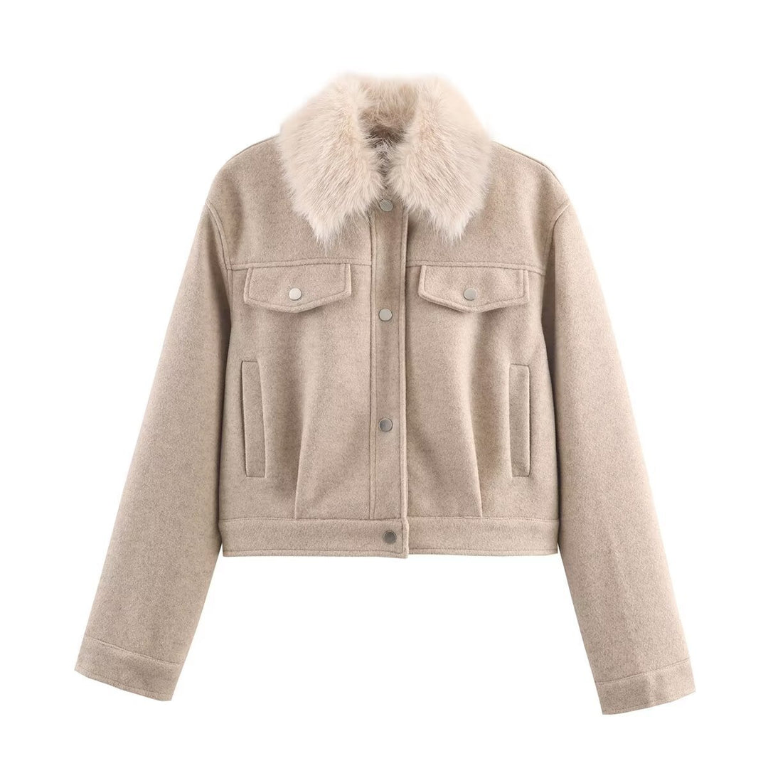 Damen Kurze Wolljacke mit voluminösem Fellkragen, Druckknopf‑Front und aufgesetzten Brusttaschen Shop Nory