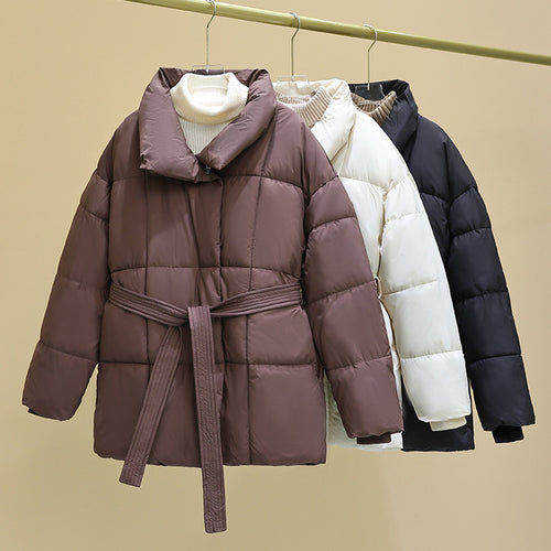 Damen nan taillierte Steppjacke mit breitem Stehkragen, gesteppter Bindegürtel und Rippenbündchen Shop Nory