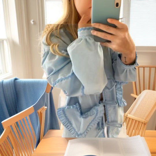 Damen Langärmlige V‑Ausschnitt Bluse mit Bindebändern und Herz‑Rüschentaschen Shop Nory