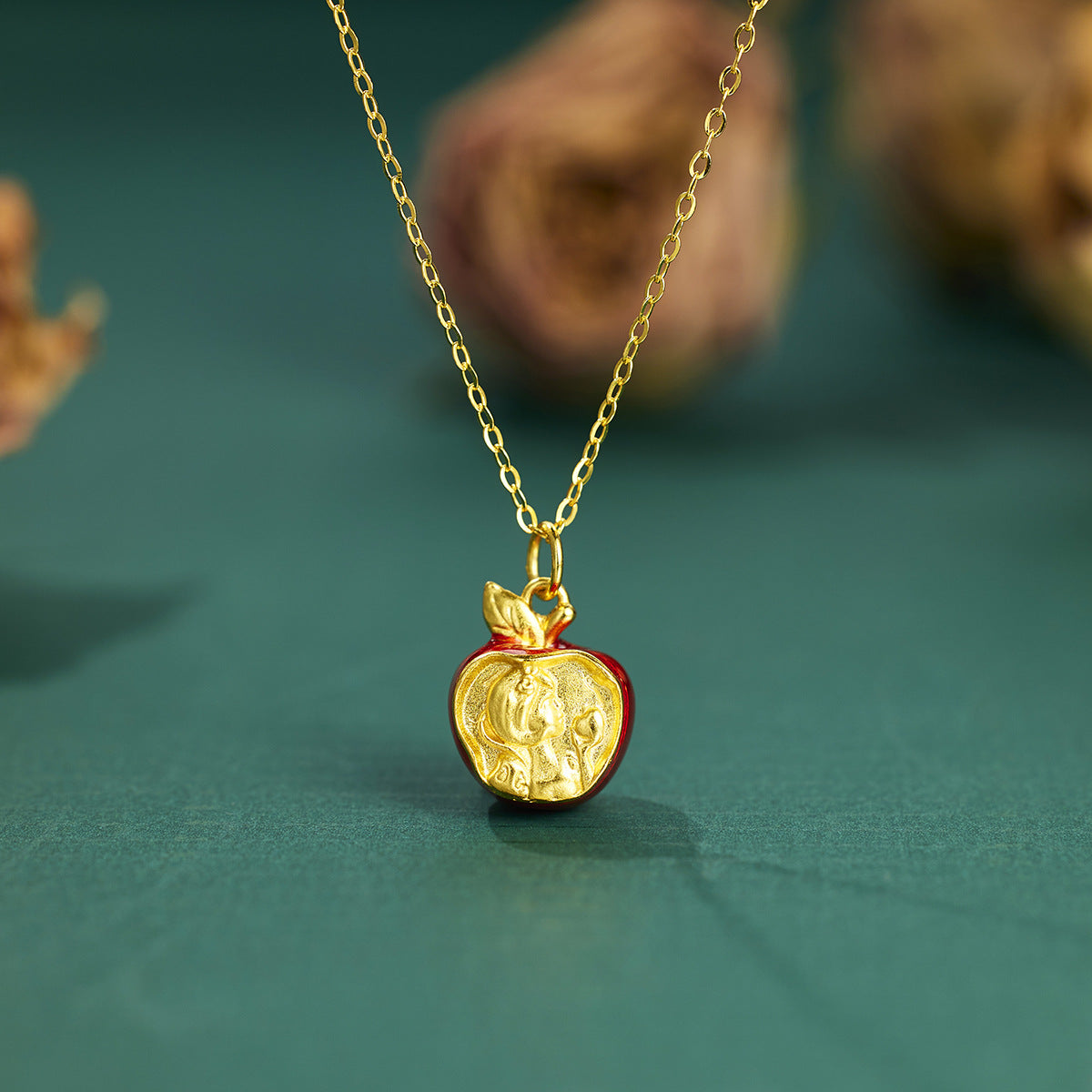 Damen Halskette mit kunstvollem Apfelanhänger und eleganter Gliederkette Shop Nory