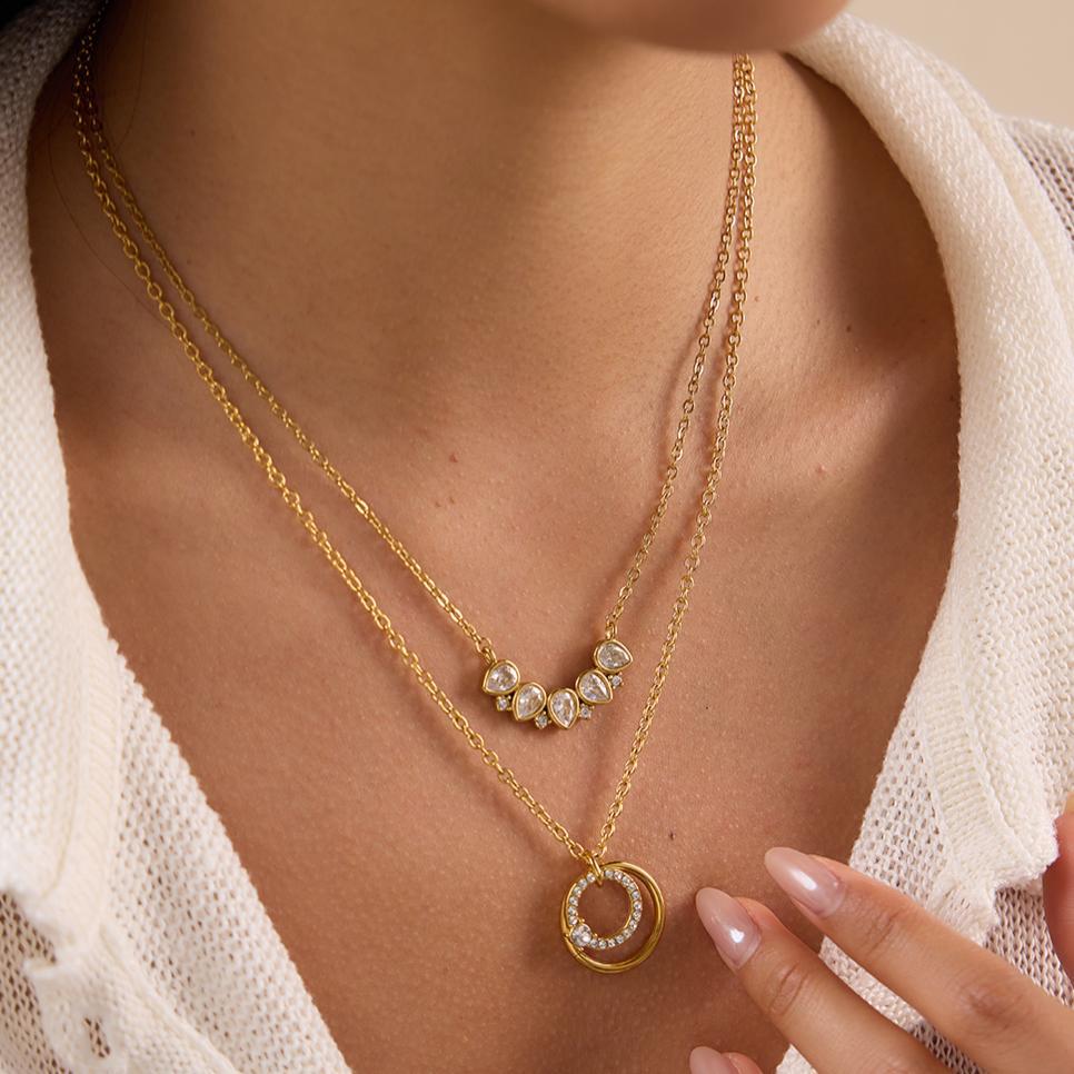 Damen Halskette mit doppeltem Ring-Anhänger und funkelnden Zirkonia-Shop Nory
