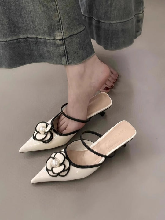 Damen Spitz zulaufende Mulepantoletten mit Blumenornament und zarter Riemchenführung Shop Nory