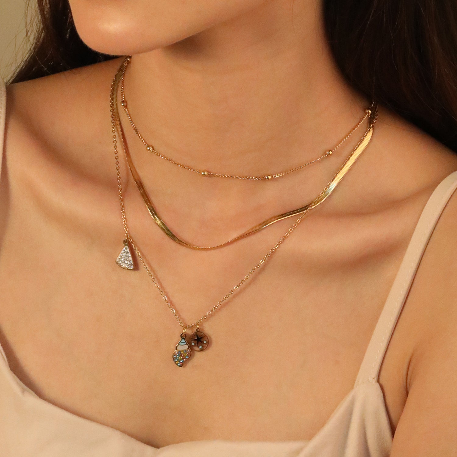 Damen mehrlagige Halskette mit bunten Anhängern und hochwertigen Details Shop Nory