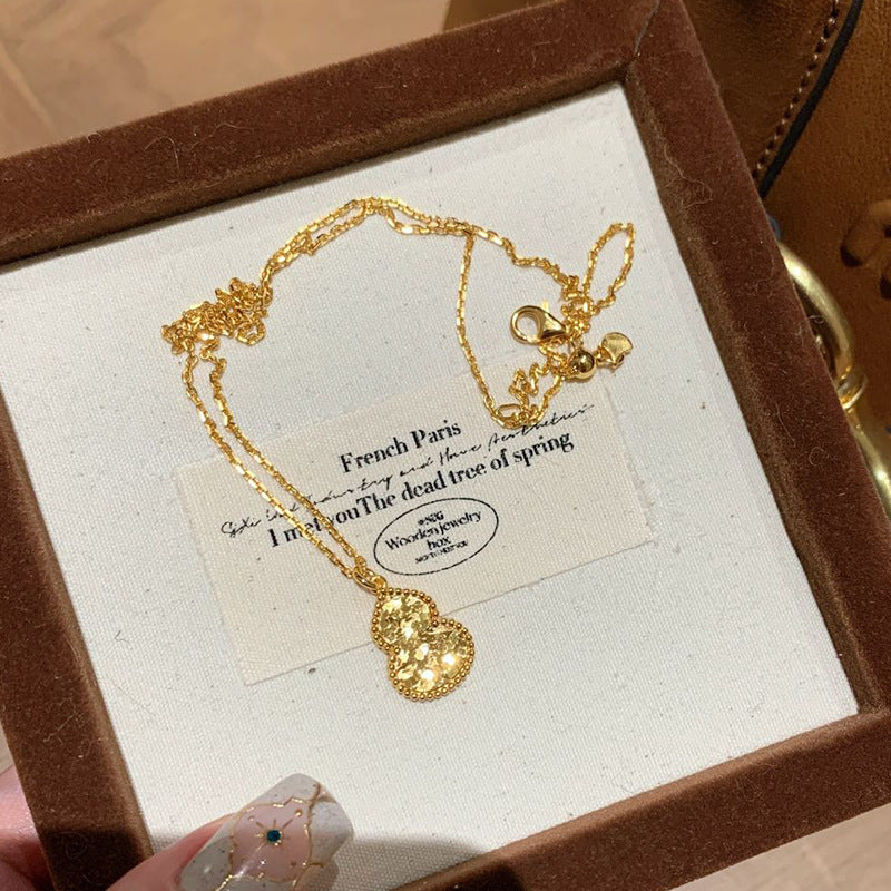 Damen Halskette mit detailreichem Anhänger und eleganter Goldbeschichtung Shop Nory