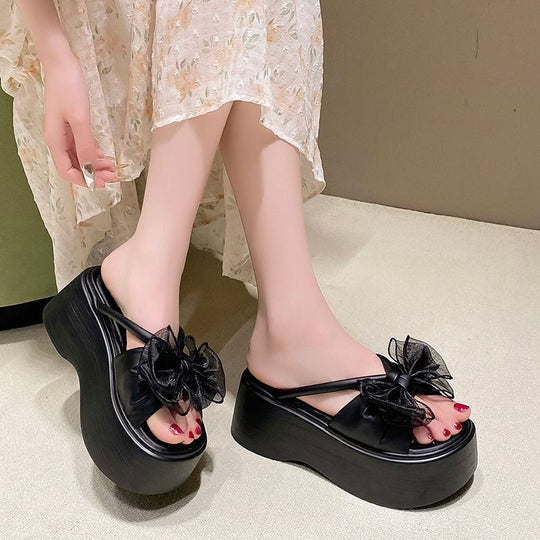 Damen Plateau‑Pantolette mit hoher Wedgesohle und organza‑Blütenapplikation Shop Nory