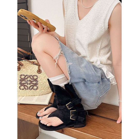 Damen Sandalen‑Stiefelette aus Veloursleder mit Zehensteg und dekorativen Schnallenriemen Shop Nory