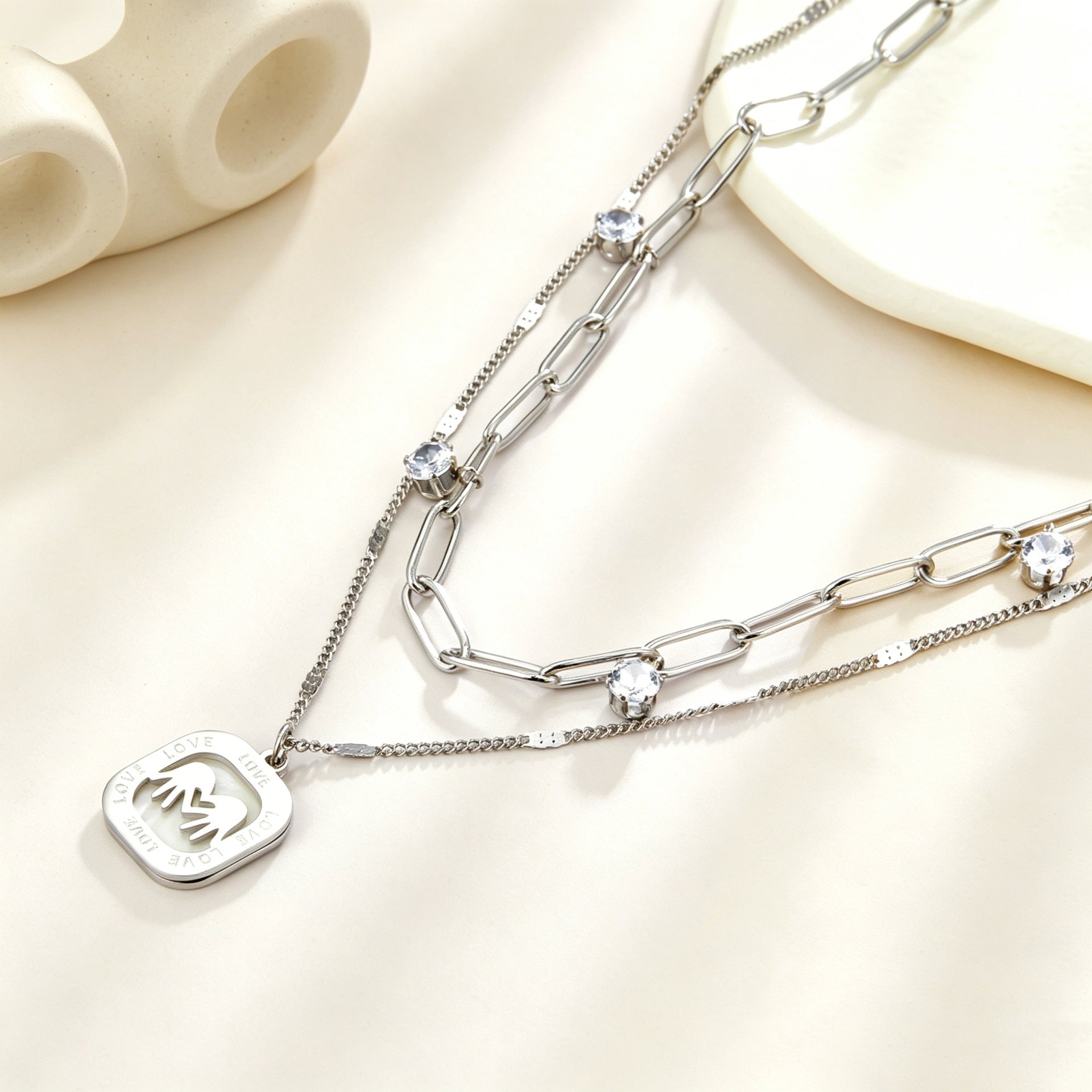 Damen Halskette mit goldplattiertem Anhänger und funkelnden Kristallen Shop Nory