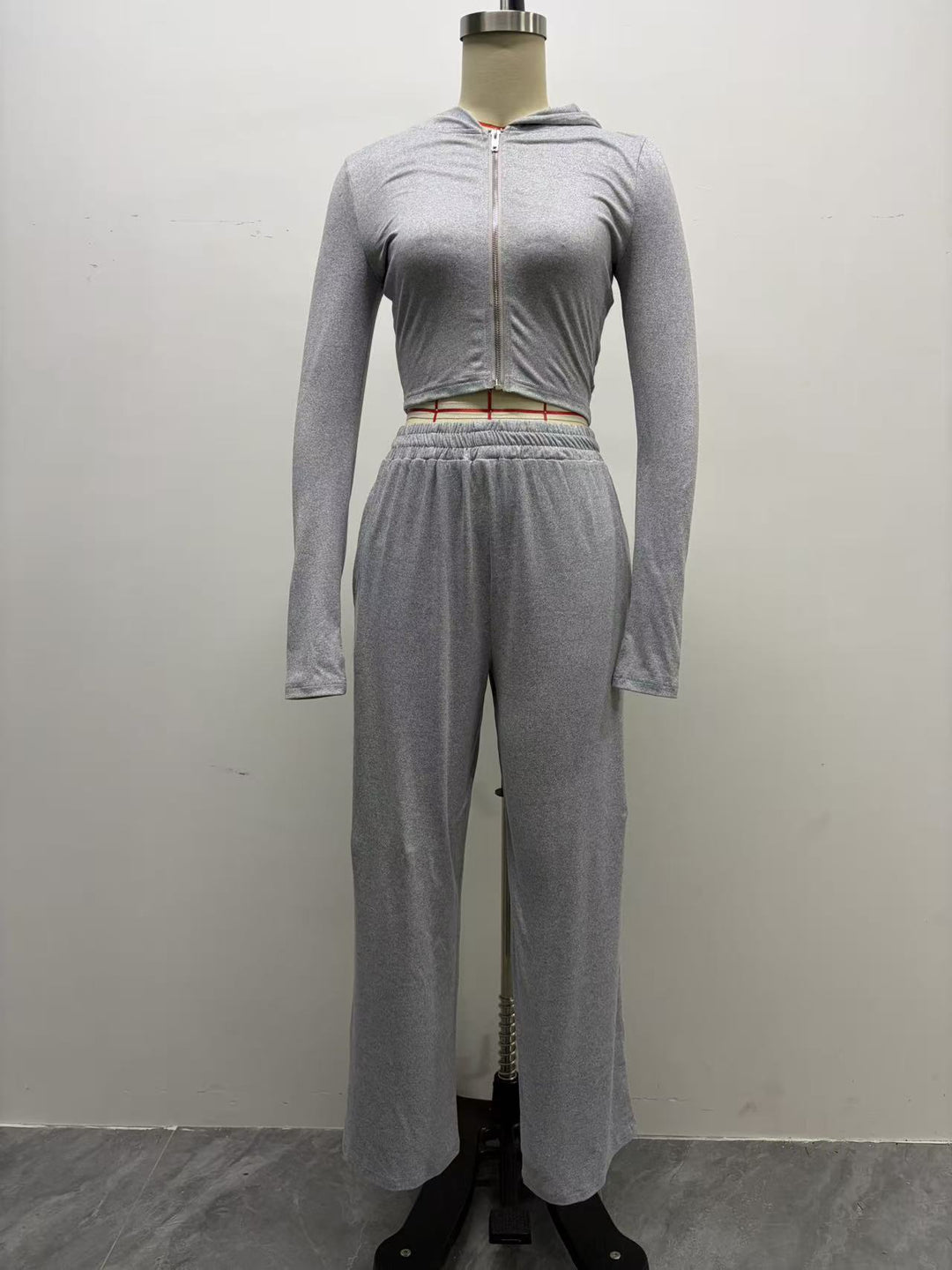 Damen Zweiteiliges Loungewear-Set geripptes Crop-Kapuzenoberteil mit Reißverschluss und Daumenloch sowie weiter Jogginghose Shop Nory