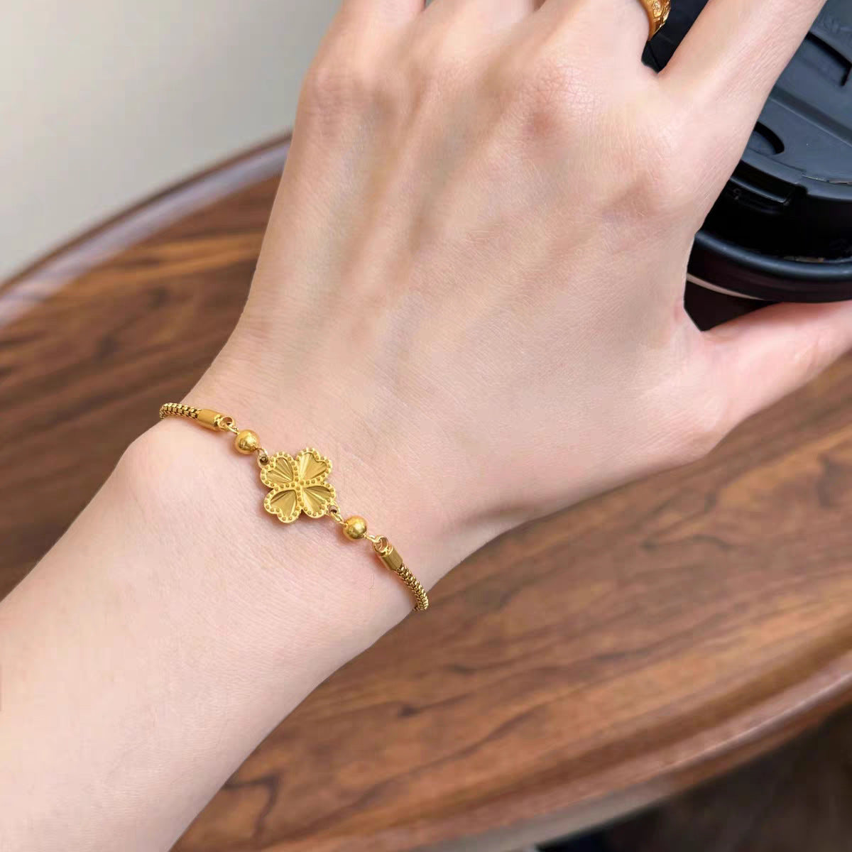 Frauen Goldplattierte Blumen Charme-Armband Shop Nory