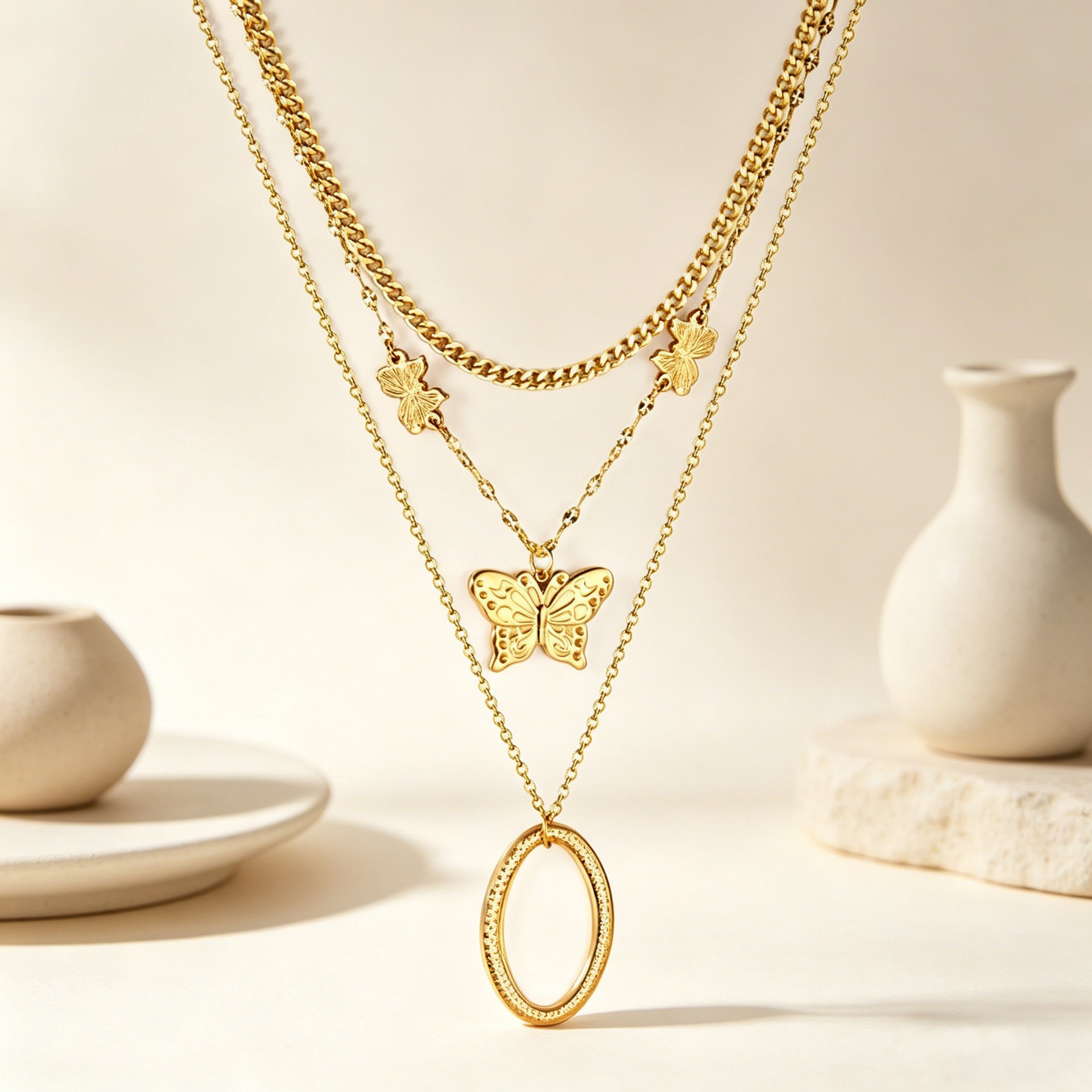 Damen mehrlagige Halskette mit goldplattierten Schmetterlingsanhängern und eleganten Edelstahl-Details Shop Nory
