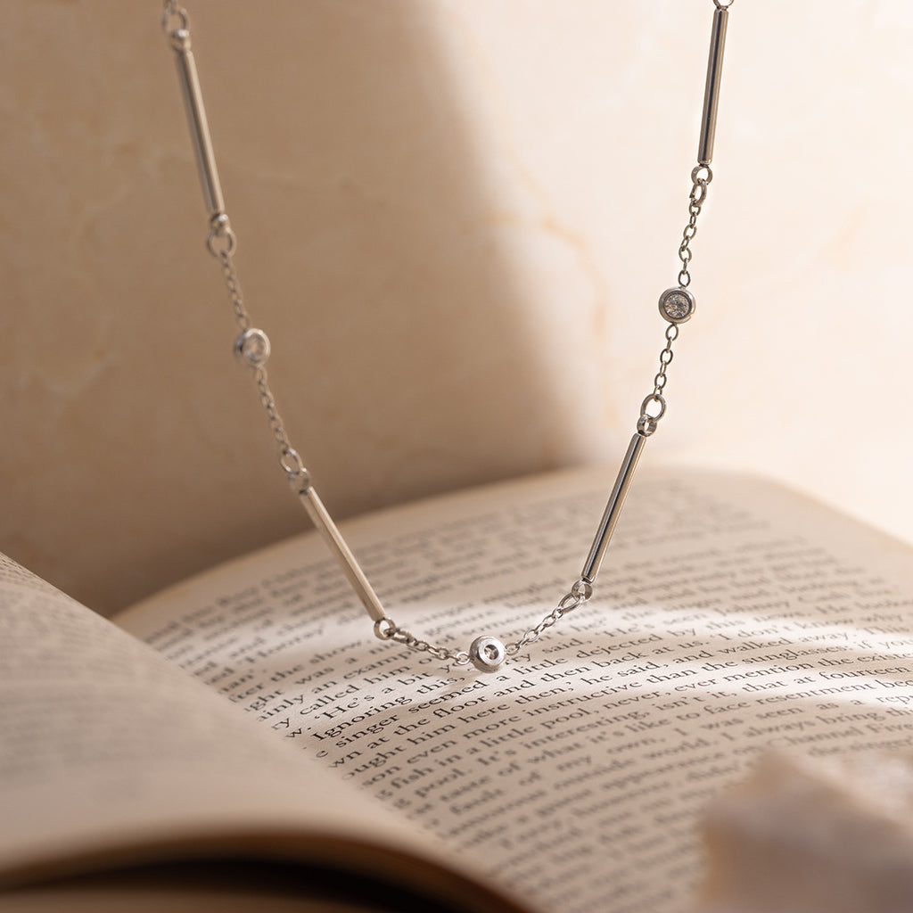 Damen elegante Halskette aus hypoallergenem Edelstahl mit funkelnden Zirkonia-Details Shop Nory