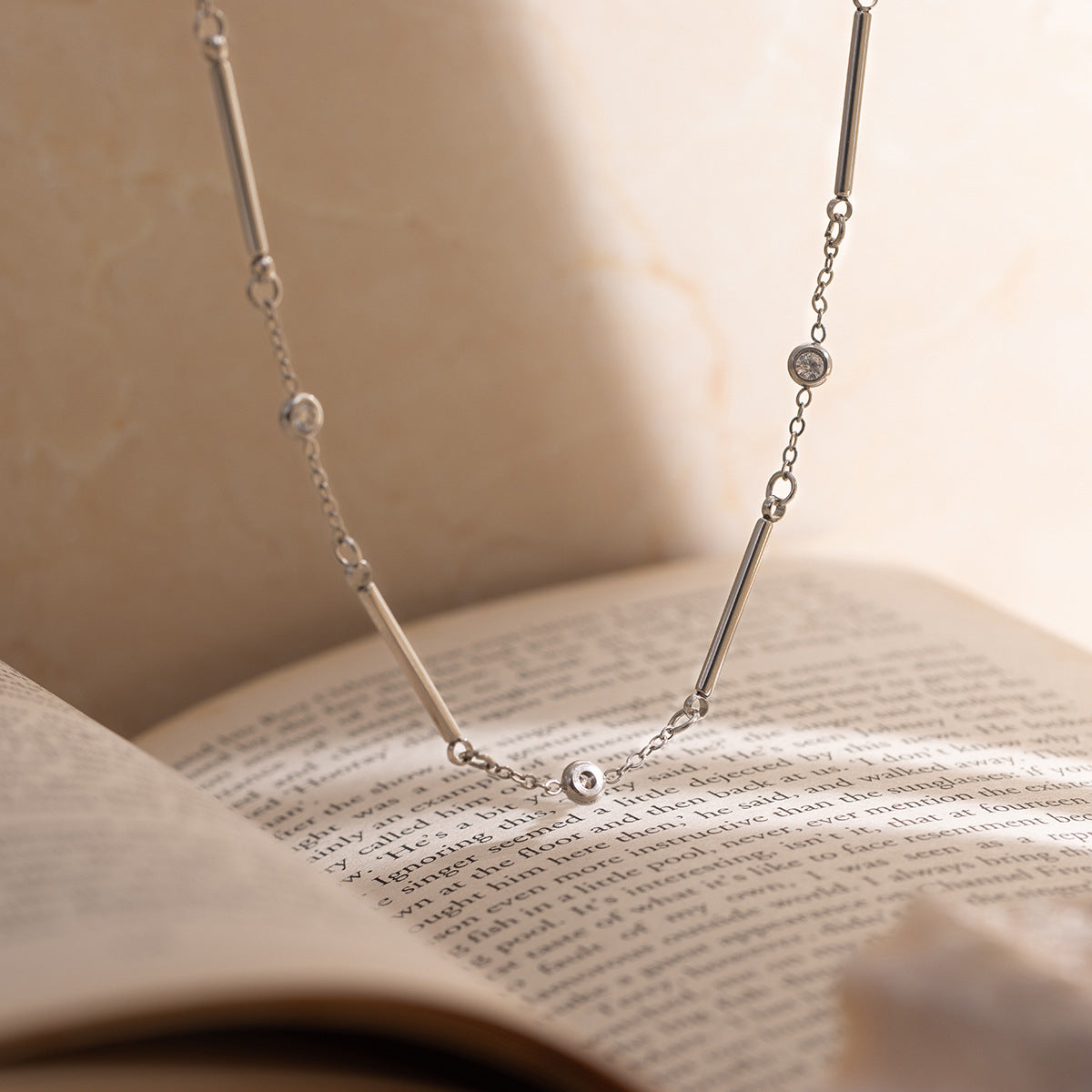 Damen elegante Halskette aus hypoallergenem Edelstahl mit funkelnden Zirkonia-Details Shop Nory