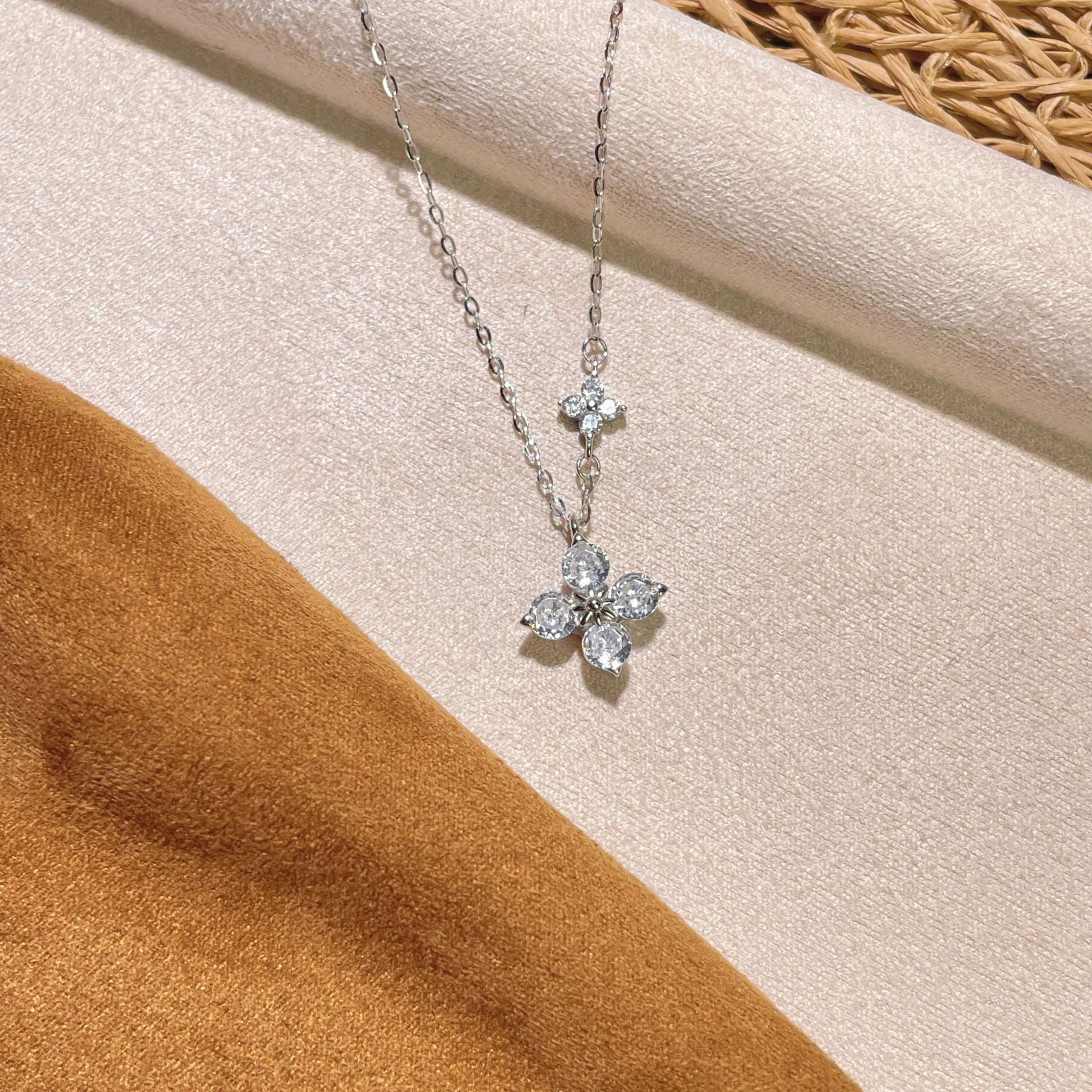Damen filigrane Halskette mit floralem Kristallanhänger Shop Nory