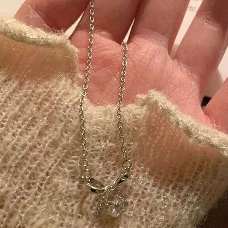 Damen Halskette mit elegantem Schleifenanhänger und funkelndem Kristall Shop Nory