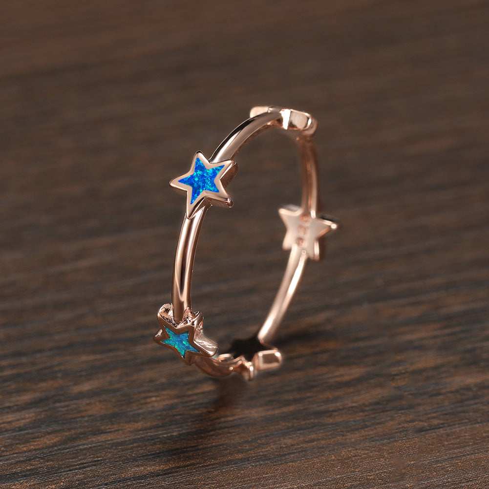 Damen Ring mit funkelnden Stern-Elementen und opalisierten Akzenten Shop Nory