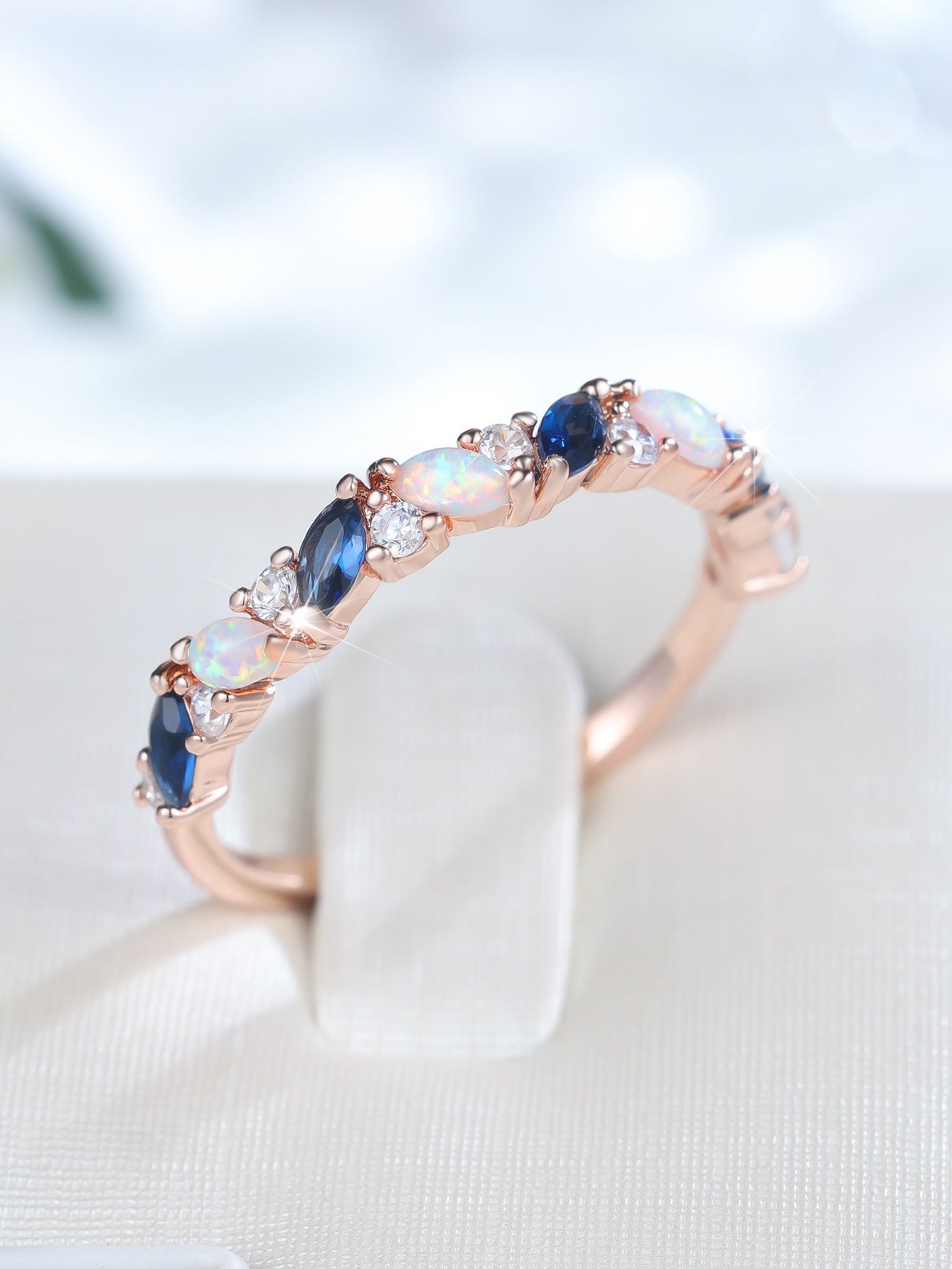 Damen Ring mit funkelnden Opalen und facettierten Granatsteinen Shop Nory