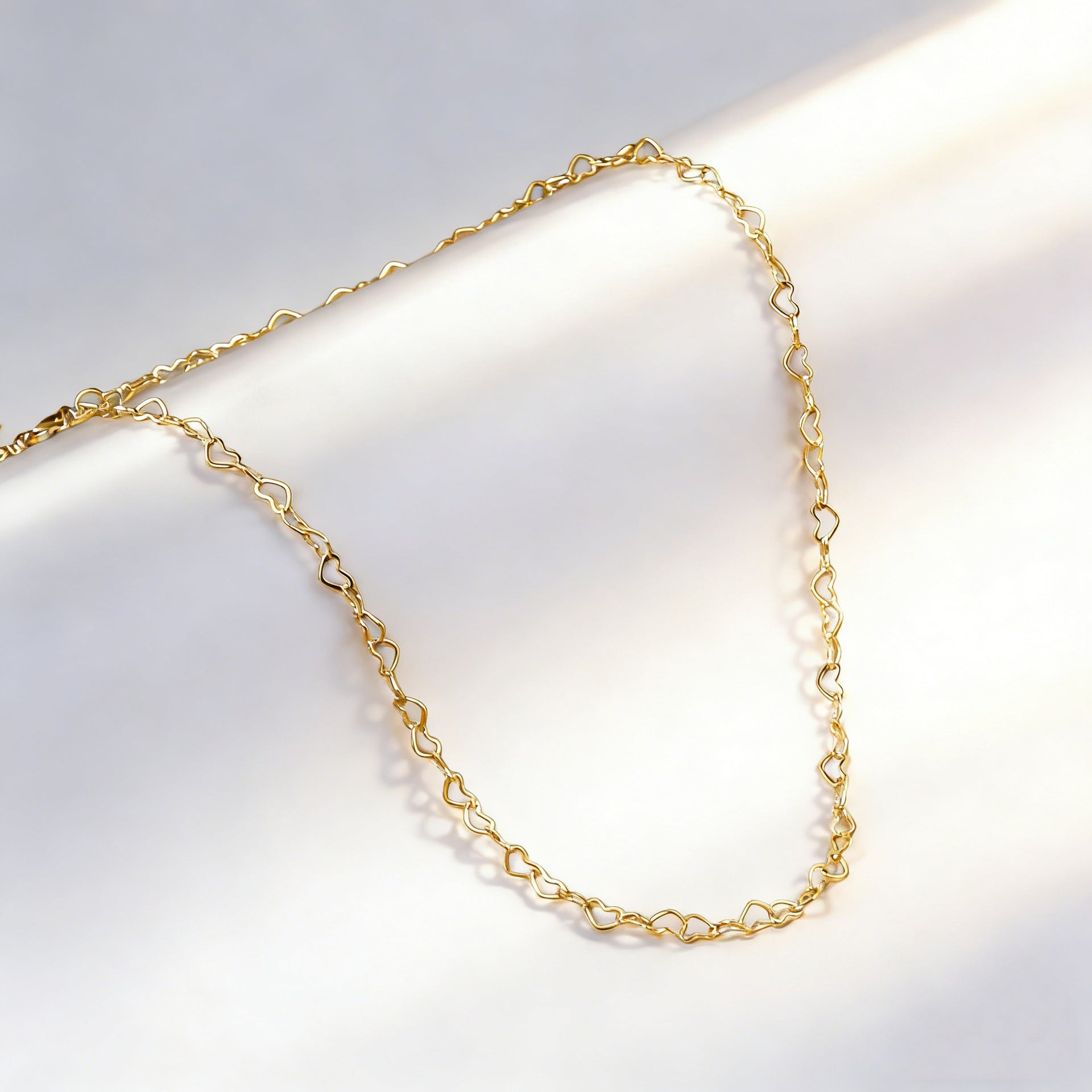 Damen Armband mit herzförmigen Gliederungen aus hochwertigem Edelstahl und goldplattierter Oberfläche Shop Nory