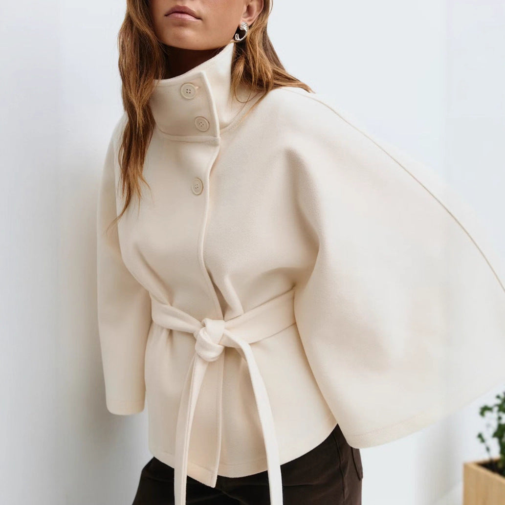 Damen Weit geschnittener Cape-Mantel mit hohem Stehkragen, Knopfleiste und Bindegürtel Shop Nory