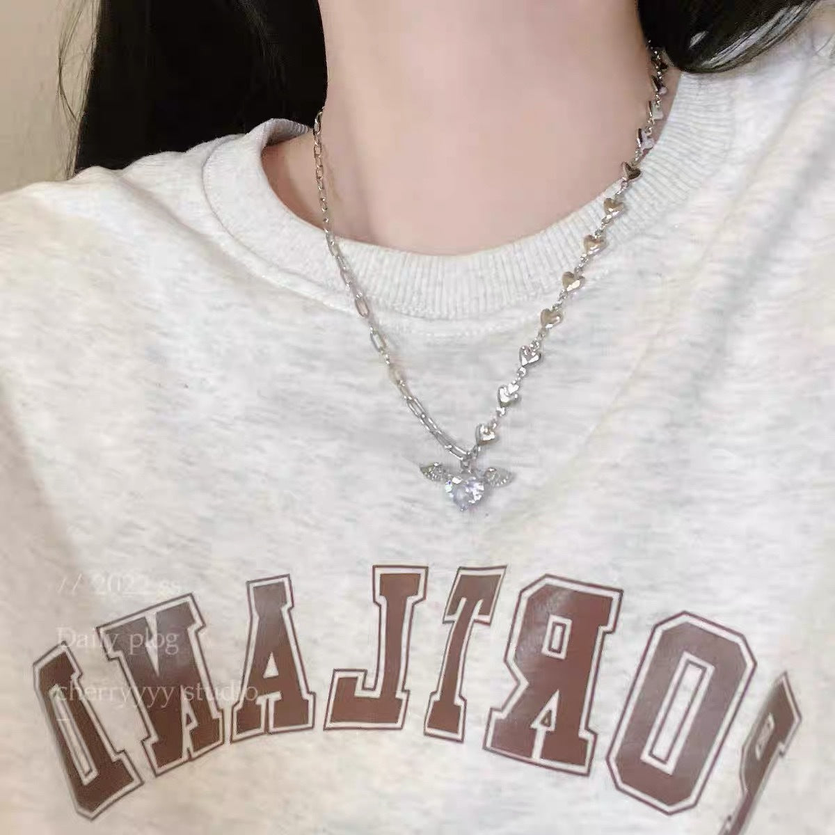 Damen Halskette mit herzförmigem Anhänger und zarten Flügeln Shop Nory