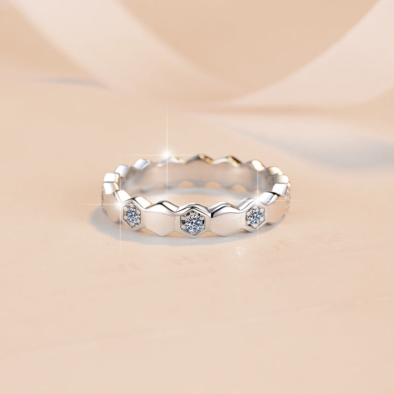 Damenring mit Zickzack-Design und funkelnden Zirkonia Shop Nory
