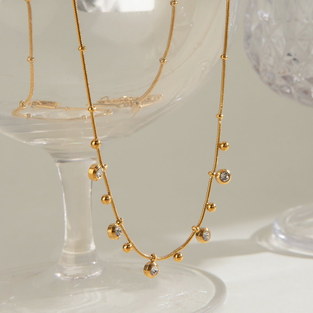 Damen elegante Halskette mit funkelnden Zirkonia aus hypoallergenem Edelstahl Shop Nory
