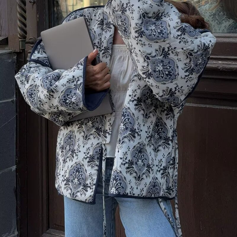 Damen Gesteppte Kimono‑Jacke mit ornamentaler Jacquardoptik und kontrastierter Paspel Shop Nory