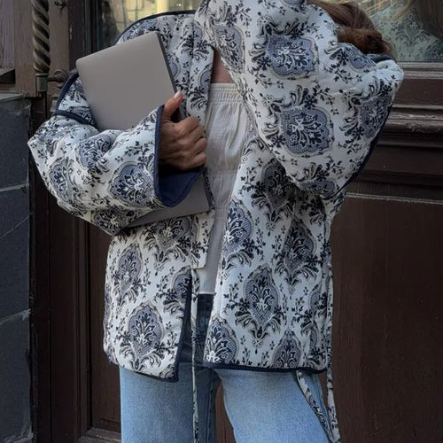 Damen Gesteppte Kimono‑Jacke mit ornamentaler Jacquardoptik und kontrastierter Paspel Shop Nory