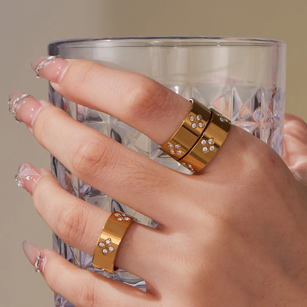 Damenring aus hochwertigem Edelstahl mit funkelnden Zirkonen Shop Nory