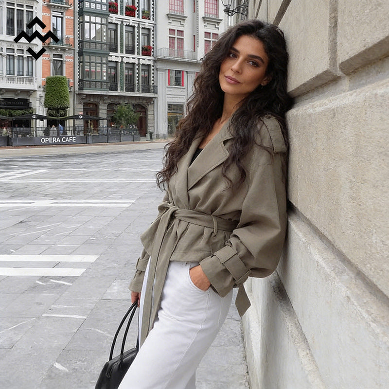Damen Leichte Kurztrenchjacke mit weiten Revers, langen Bindegürtel und verstellbaren Manschetten Shop Nory