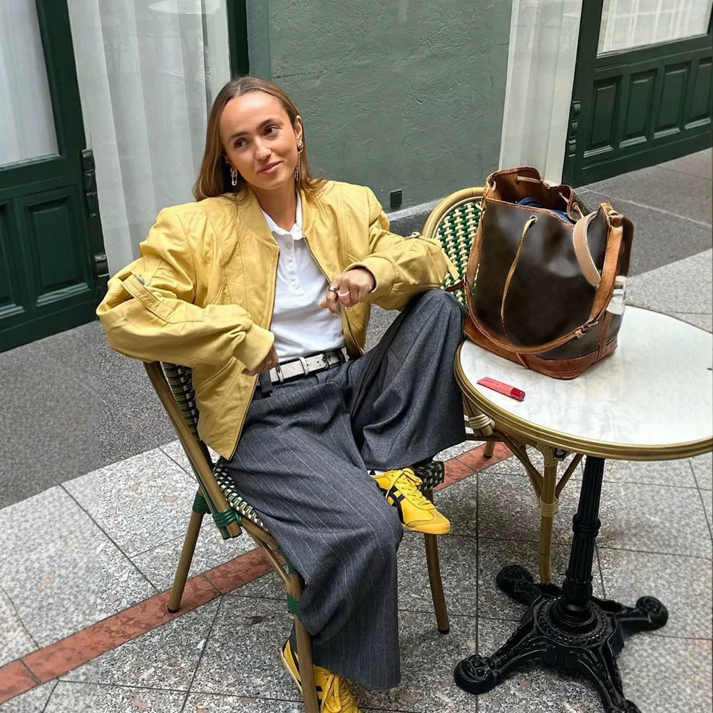 Damen Kurz‑Bomberjacke im Boxy‑Cut mit markanten Nahtdetails, Reißverschlusstaschen und gerippten Bündchen Shop Nory
