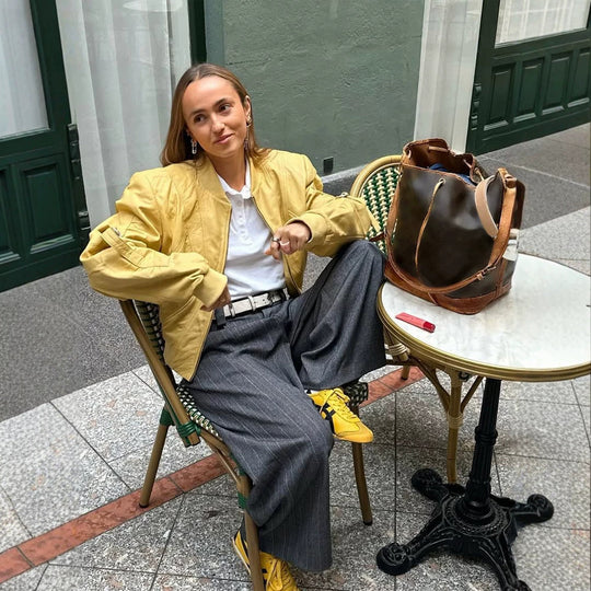 Damen Kurz‑Bomberjacke im Boxy‑Cut mit markanten Nahtdetails, Reißverschlusstaschen und gerippten Bündchen Shop Nory
