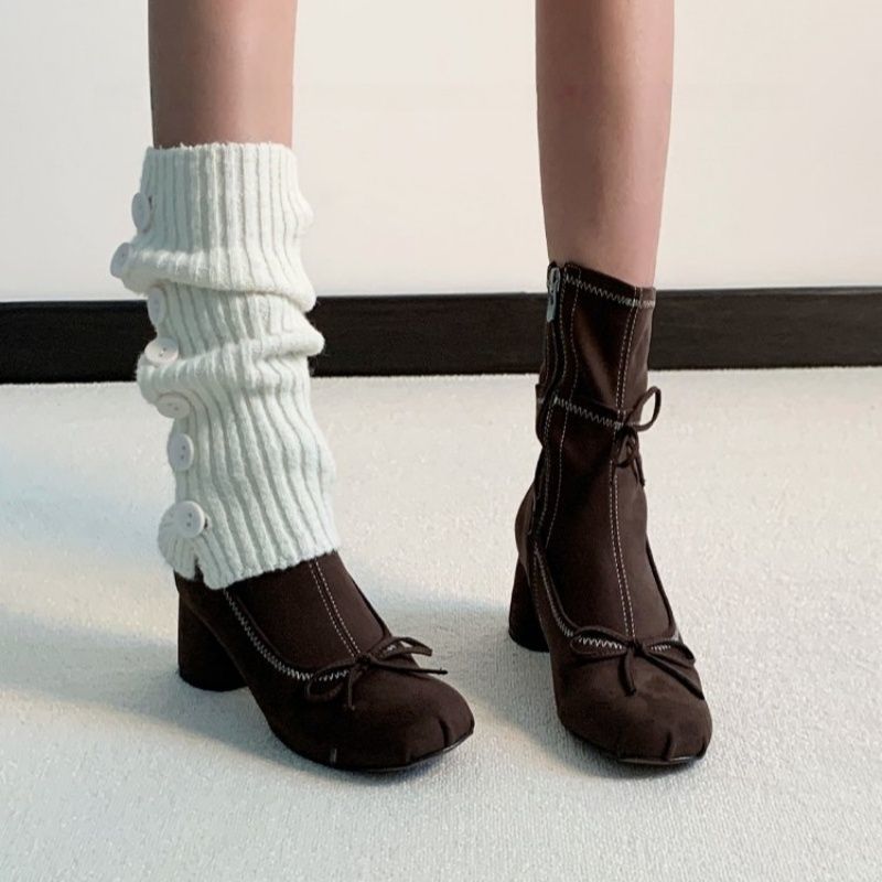 Damen Knöchelhohe Stiefeletten mit geformtem Blockabsatz, sichtbarer Ziernaht und Schleifen‑Detail Shop Nory