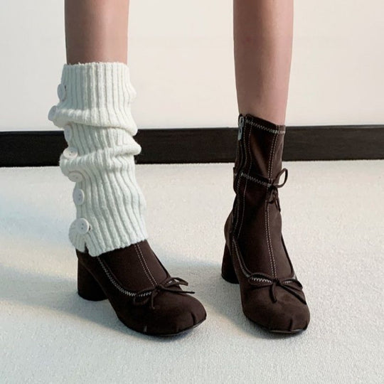 Damen Knöchelhohe Stiefeletten mit geformtem Blockabsatz, sichtbarer Ziernaht und Schleifen‑Detail Shop Nory