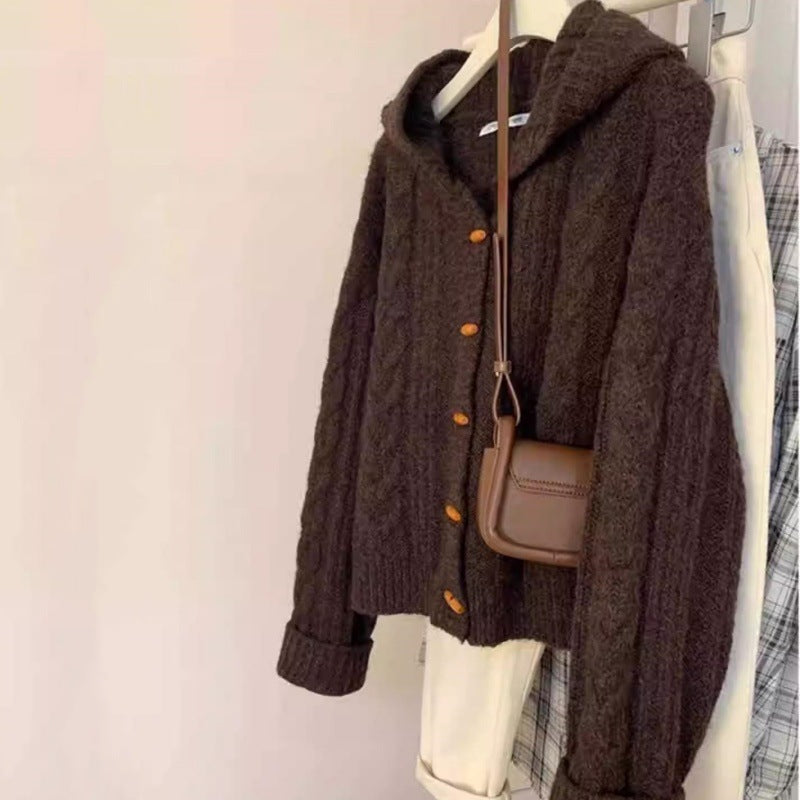 Damen Kapuzen-Strickjacke mit Zopfstrick, Holzknopfleiste und kastiger Silhouette Shop Nory