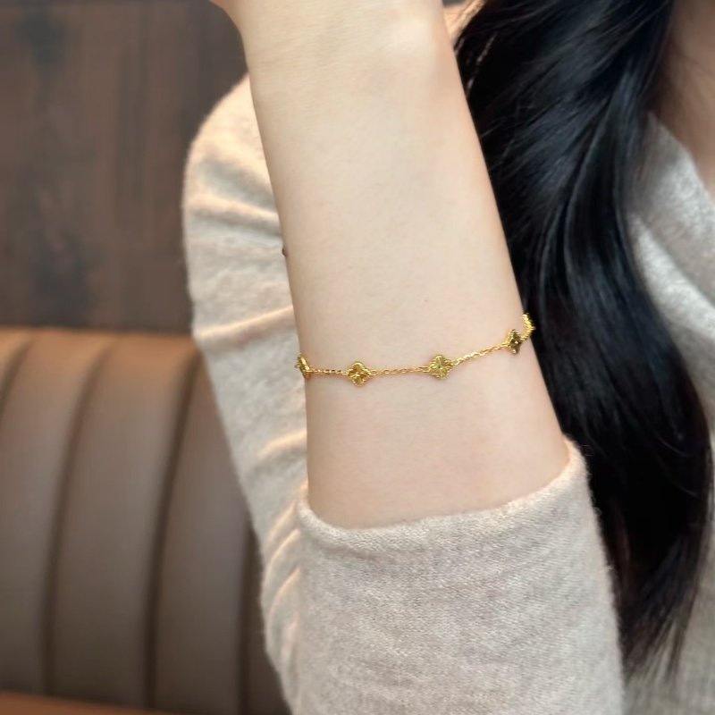 Damen feines Schmuckarmband mit filigranem Blütendesign und hochwertiger Vergoldung Shop Nory