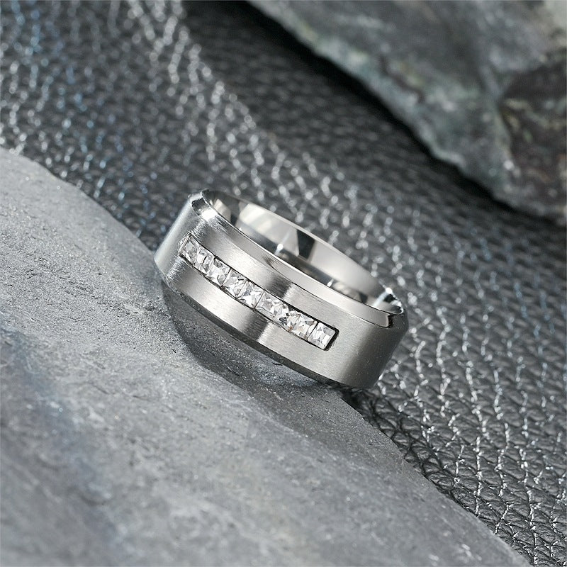 Herren Ring mit elegantem, strukturiertem Design und funkelnden Zirkonia Shop Nory