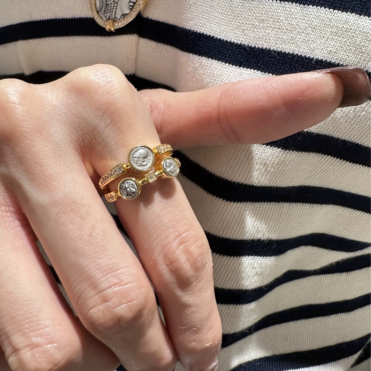 Damen Ring mit einzigartigem geprägtem Design und funkelnden Ziersteinen Shop Nory