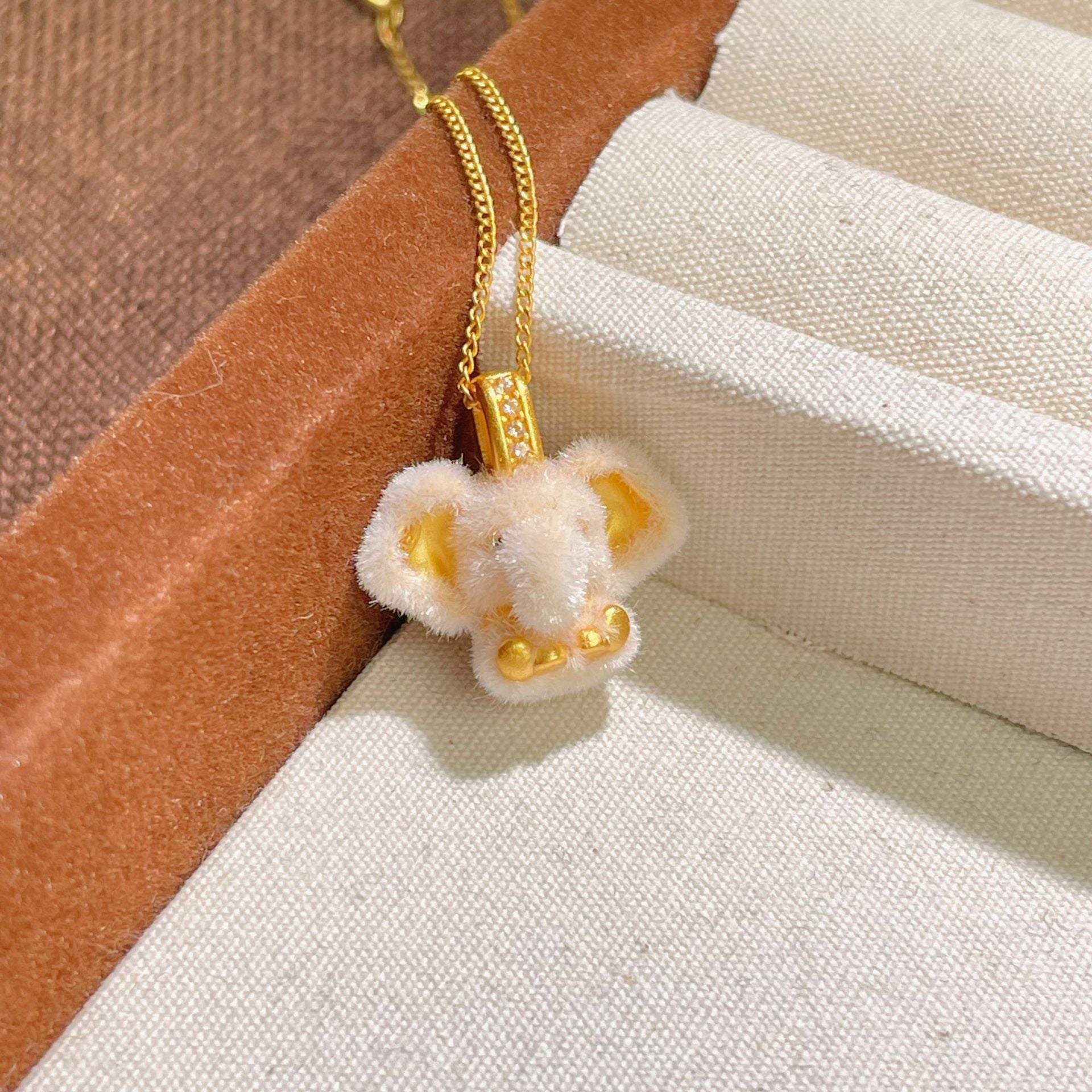 Damen Anhänger-Halskette mit süßem Elefantenmotiv und hochwertigen Goldakzenten Shop Nory